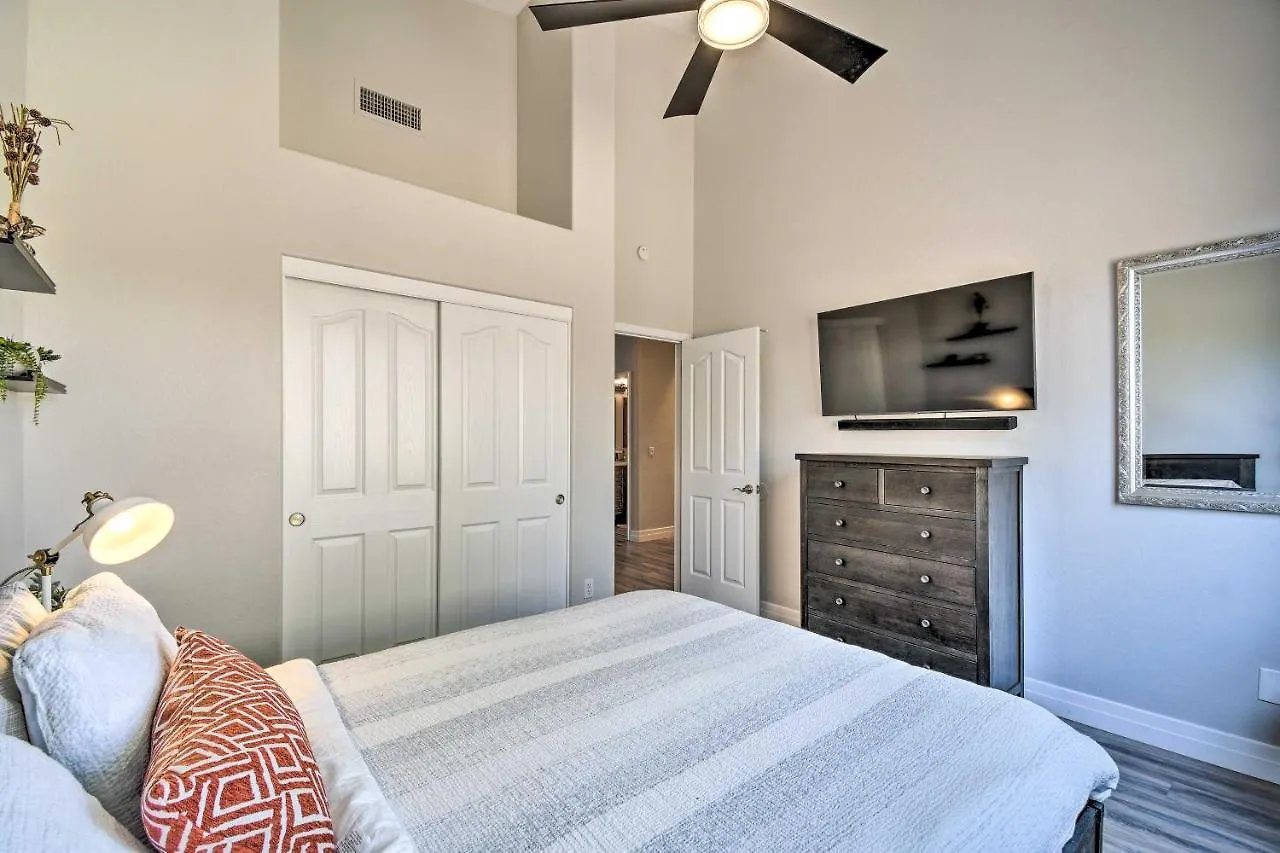 Scottsdale Golfers Getaway With Putting Green